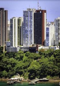 uma cidade com edifícios altos e um corpo de água em Flat Privativo Sol Victoria Marina em Salvador