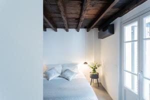 Schlafzimmer mit einem Bett und einem Fenster in der Unterkunft Shades of Como with Private Terrace by Rent All Como in Como