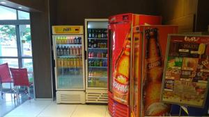 dos máquinas de soda están de pie en una tienda en Itaverá Master Hotel, en Presidente Prudente