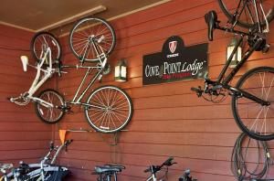duas bicicletas penduradas na parede de uma loja em Cove Point Lodge em Beaver Bay