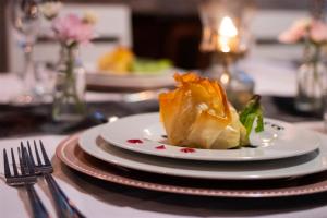 un plato de comida sentado en una mesa en Parkside Guesthouse, en Ladismith