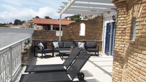 een terras met stoelen en een tafel op een balkon bij 1920 in Finikounta