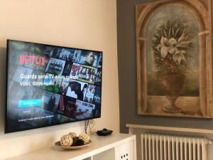 a flat screen tv hanging on a wall in a living room at IL CAPRICCIO DI SILVIA in Sirmione