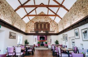 una grande sala da pranzo con tavoli e sedie di Mendip Spring Golf and Country Club a Churchill