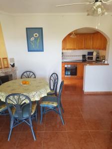 a dining room with a table and chairs and a kitchen at Ferienhaus SUNSHINE Torrevieja/Spanien in Orihuela Costa