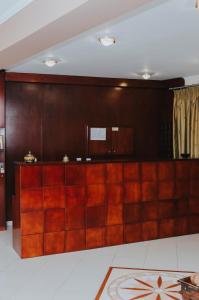 een kamer met een houten muur en bij Skiron Studios in Kineta