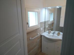 a bathroom with a sink and a mirror at Casa Speri in Peschiera del Garda