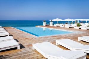 A piscina localizada em Le Grand Hotel de la Plage ou nos arredores