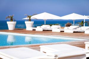 A piscina localizada em Le Grand Hotel de la Plage ou nos arredores
