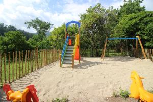 un parco giochi con uno scivolo nella sabbia di Recantos na Portela ad Amares Altre 30 foto
