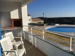 A piscina em ou perto de Varandas - Arrifana, com piscina, junto à praia