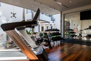 a gym with treadmills and a treadmill at Marsella 45 in Hermosillo