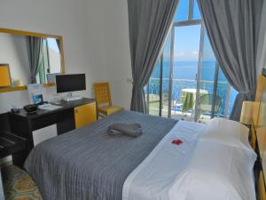 Postel nebo postele na pokoji v ubytování Hotel Holiday + 37 fotografií