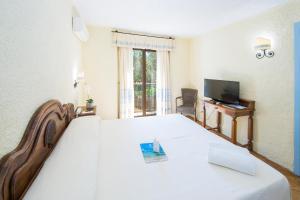a hotel room with a bed and a television at Hotel Colonna San Marco in Porto Rotondo