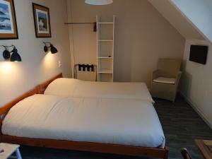 フレエルにあるAuberge l'Air de Ventの小さなベッドルーム(ベッド1台、階段付)