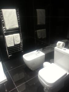 A bathroom at Santo's Higham Farm Hotel