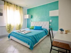 Dormitorio azul con cama y mesa en Solerosa, en Fondi