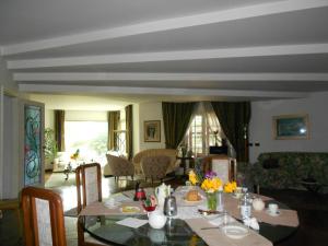 a living room with a table with flowers on it at B&B Villa Victoria in Ragusa