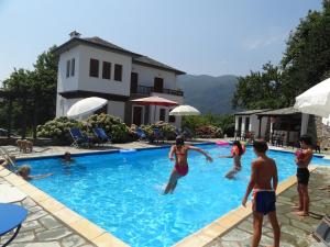 Bazén v ubytovaní Hotel Vrionis alebo v jeho blízkosti