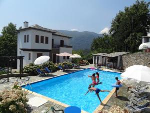 Bazén v ubytovaní Hotel Vrionis alebo v jeho blízkosti