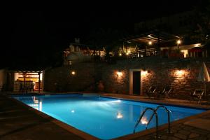 Bazén v ubytovaní Hotel Vrionis alebo v jeho blízkosti