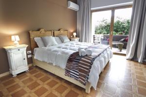 A bed or beds in a room at Relais Lo Stagnone