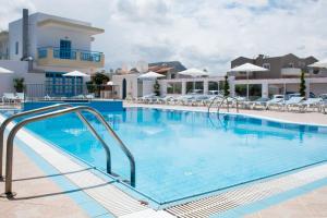 Kasapakis Hotel & Apartments في خيرسونيسوس: مسبح في منتجع يوجد به كراسي