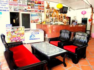 Hoang Kim Golden Resort في موي ني: كرسيين وطاولة قهوة في متجر