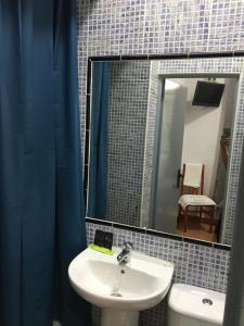 Łazienka w obiekcie Hostal Alcobia
