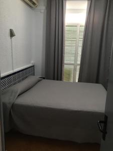 Łóżko lub łóżka w pokoju w obiekcie Hostal Alcobia