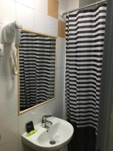 Łazienka w obiekcie Hostal Alcobia