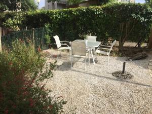 een tafel en stoelen in een tuin bij Les iris in Carcassonne