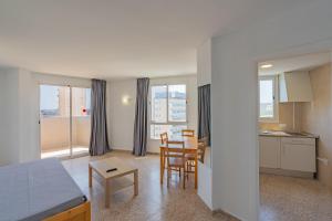 マガルフにあるMagalluf Playa Apartments - Adults Onlyのテーブルと椅子のあるキッチンとリビングルーム +96枚の写真