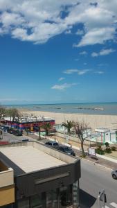 vista su una spiaggia con un edificio e una spiaggia di Hotel Milanese a Rimini