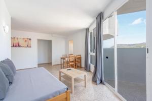1 dormitorio con 1 cama y 1 habitación con balcón en Magalluf Playa Apartments - Adults Only, en Magaluf