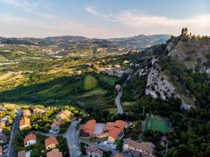an aerial view of a town on a mountain at La locanda del Povero Diavolo in Torriana