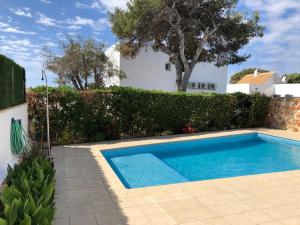 una piscina frente a una casa blanca en Llevant 11 E1, en Cala'n Bosch