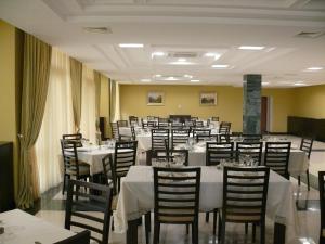 Un restaurante o sitio para comer en Qubek Hotel