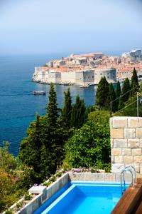- une piscine avec vue sur l'océan dans l'établissement Villa Paulina, à Dubrovnik