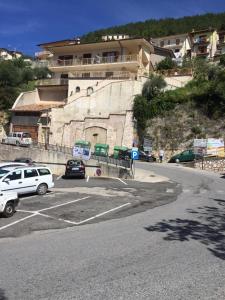 un parcheggio con auto parcheggiate di fronte a un edificio di B&B Vìlla Ragno a Poggio Bustone