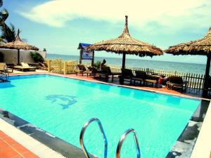 Hoang Kim Golden Resort في موي ني: مسبح مطل على المحيط