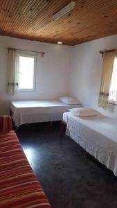 MesudiyeにあるAydeniz Otelのベッド2台と窓が備わる客室です。