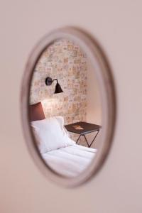 1 dormitorio con 1 cama y 1 mesa con lámpara en Moulin de Gaubourg en Saint-Mélaine-sur-Aubance
