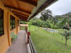 Bazén v ubytování Mindo Loma bird lodge nebo v jeho okolí