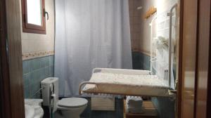 een ziekenkamer met een bed in een badkamer bij EL JABALÍ CONTENTO in Arroyo Frio +46 foto's