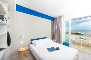 Llit o llits en una habitació de Amarina Hotel