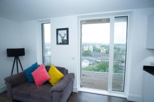 Prostor za sedenje u objektu HIGH VIEW TWO BEDROOM APARTMENT IN WOOLWICH