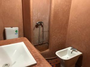 Un baño con lavabo, ducha e inodoro. en Wiss Appartement, en Essaouira