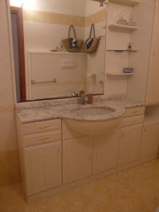 bagno con lavandino e specchio di CENTRAL ROOM with private bathroom, no smoking a Palau