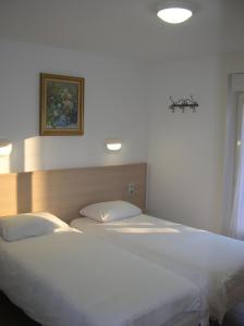 Postel nebo postele na pokoji v ubytování Hotel Darcet